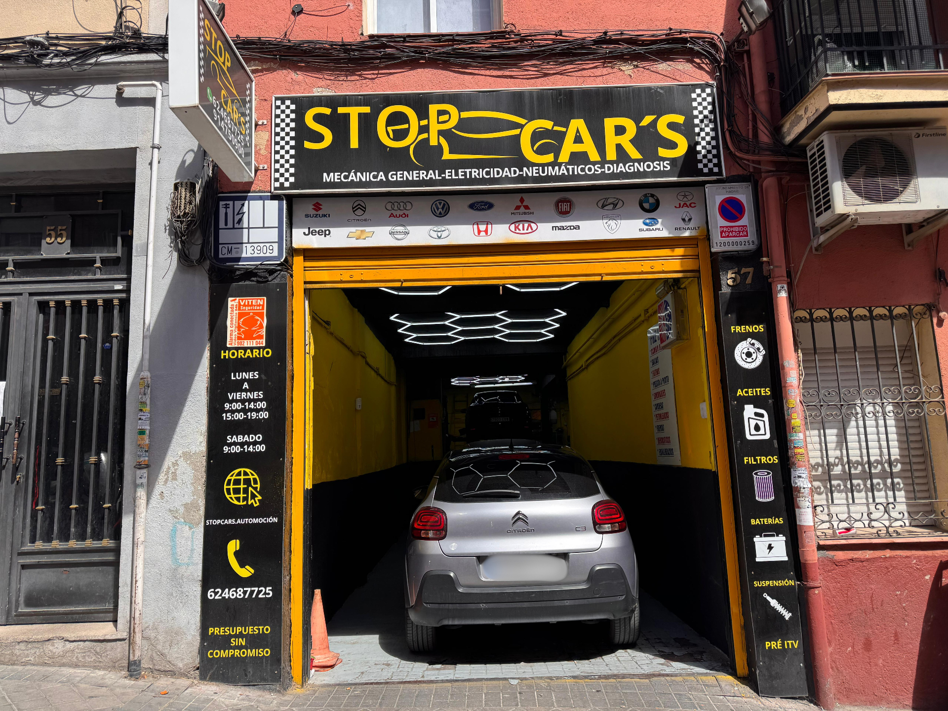 Fachada del taller StopCars Usera (Madrid)